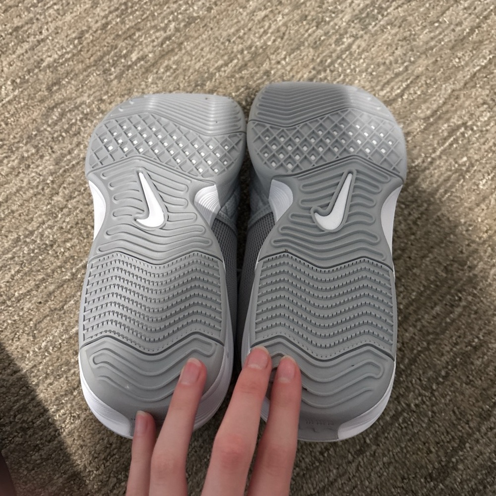 Nike Women's Gray Mesh Sneakers size 8 - Picture 4 of 4